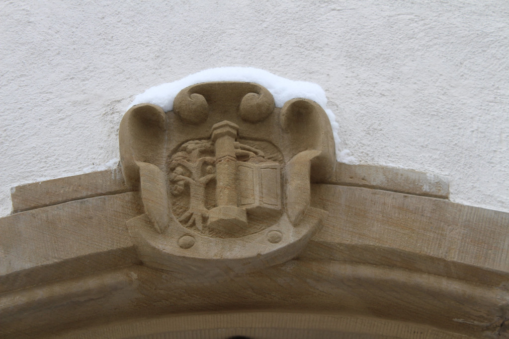 Buchbrunner Wappen über dem Westportal