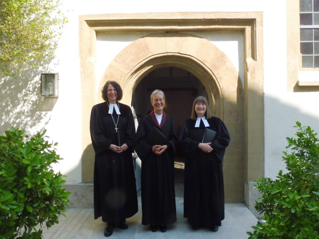 Von links: Dekanin Kerstin Baderschneider, Prädikantin Brigitte Rapp und Pfarrerin Doris Bromberger